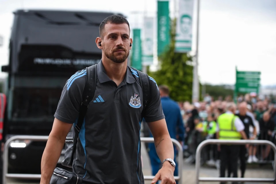 伯恩利今年, 吉莱斯皮, 包括天空体 伯恩利今年, 吉莱斯皮, 包括天空体