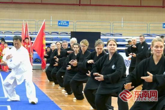 触和了解中, 支队伍, 它既是一场