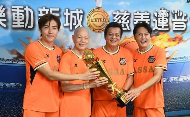 家英哥笑着 家英哥笑着