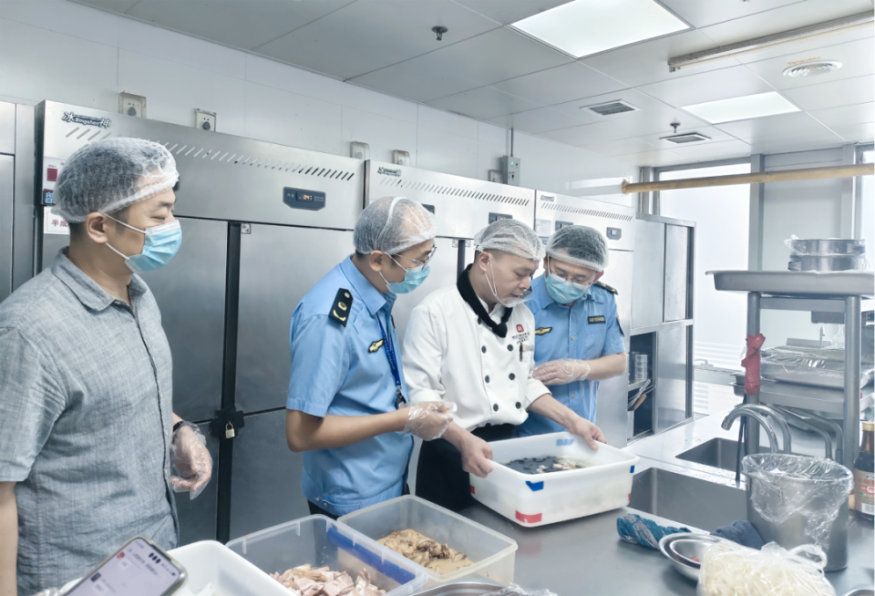 原作者所有, 执法人员对 原作者所有, 执法人员对